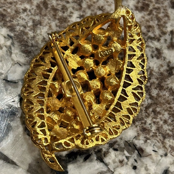 Vintage a Coro brooch - Picture 2 of 3